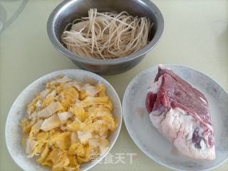 酸菜粉条羊肉汤的做法步骤：1
