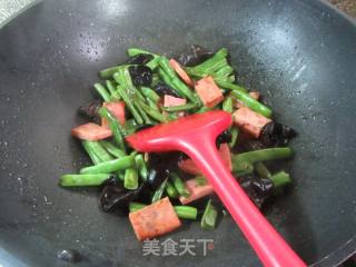 黑木耳烤火腿炒四季豆的做法步骤：8