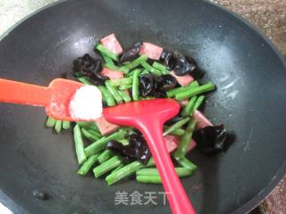 黑木耳烤火腿炒四季豆的做法步骤：6