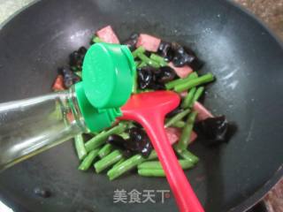 黑木耳烤火腿炒四季豆的做法步骤：5