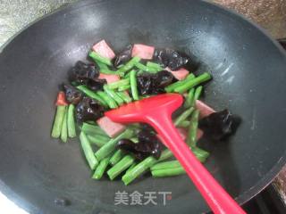黑木耳烤火腿炒四季豆的做法步骤：4