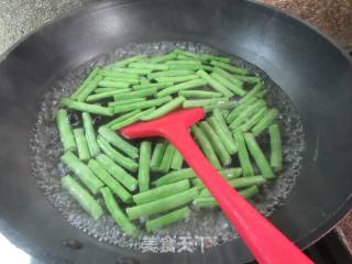 黑木耳烤火腿炒四季豆的做法步骤：3