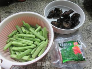 黑木耳烤火腿炒四季豆的做法步骤：1