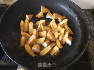 豆干炒腊肉的做法步骤：3