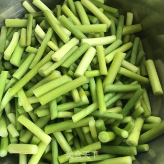 火腿炒蒜苔的做法步骤：3