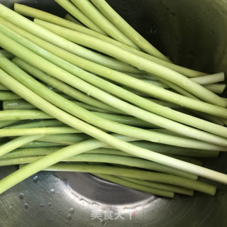 火腿炒蒜苔的做法步骤：1
