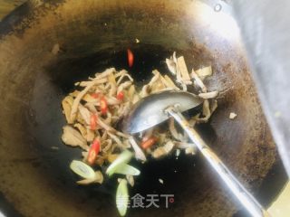蒜苔炒肉的做法步骤：2