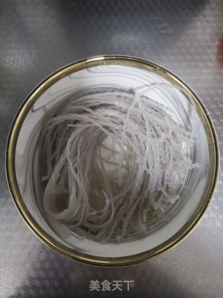 白菜炒粉条的做法步骤：1