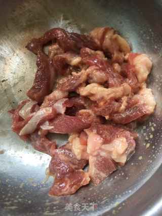 香葱炒羊肉的做法步骤：3