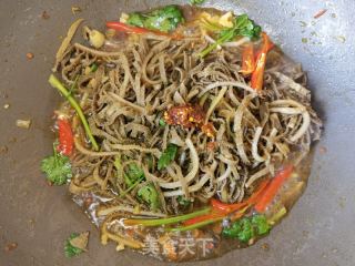 小米椒香菜炒毛肚的做法步骤：9