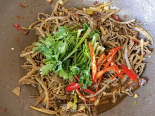 小米椒香菜炒毛肚的做法步骤：8