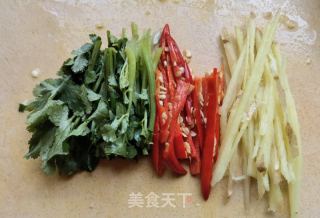 小米椒香菜炒毛肚的做法步骤：3