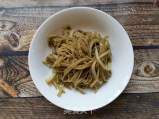 小米椒香菜炒毛肚的做法步骤：1