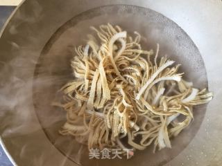 青红椒姜丝炒毛肚的做法步骤：3
