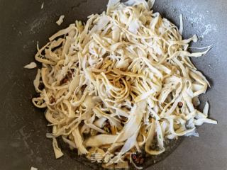 青红椒炒糯米笋的做法步骤：6