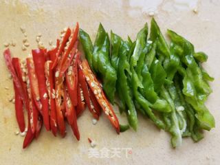 青红椒炒糯米笋的做法步骤：1