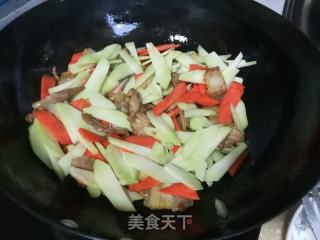 五花肉炒西兰花梗的做法步骤：5