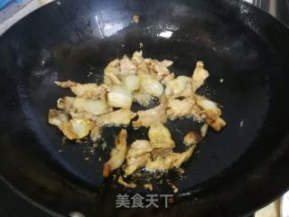 五花肉炒西兰花梗的做法步骤：4