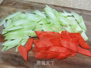 五花肉炒西兰花梗的做法步骤：3