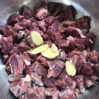 牛肉炖土豆的做法步骤：1