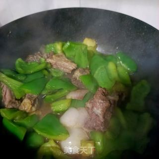 圆椒炒牛腩的做法步骤：11