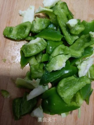 圆椒炒牛腩的做法步骤：2