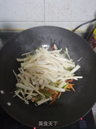 小炒海鲜菇的做法步骤：3