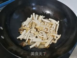 回锅肉炒包菜豆腐的做法步骤：4