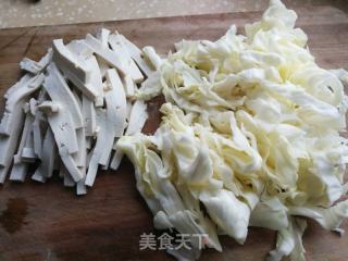 回锅肉炒包菜豆腐的做法步骤：1