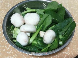 青菜蘑菇汤的做法步骤：1