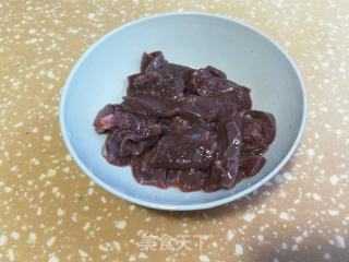 蘑菇青菜猪肝汤的做法步骤：1