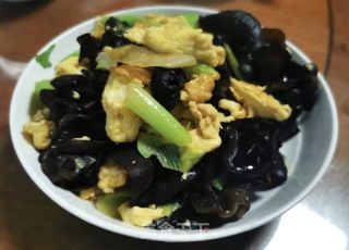 大葱黑木耳炒鸡蛋的做法步骤：8