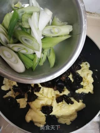 大葱黑木耳炒鸡蛋的做法步骤：7
