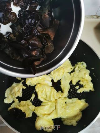 大葱黑木耳炒鸡蛋的做法步骤：6