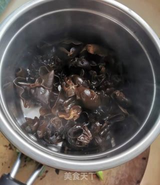 大葱黑木耳炒鸡蛋的做法步骤：1