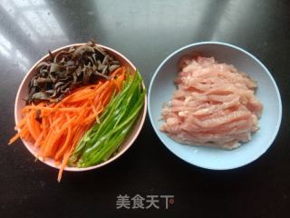 鱼香肉丝的做法步骤：1