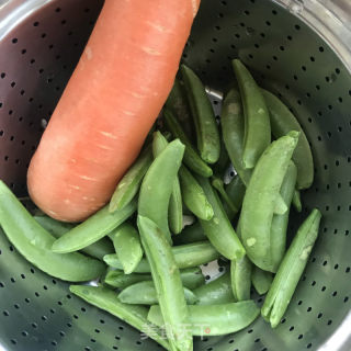胡萝卜拌甜豆的做法步骤：1