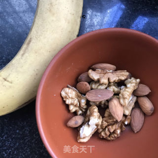 蓝莓香蕉拌酸奶的做法步骤：1