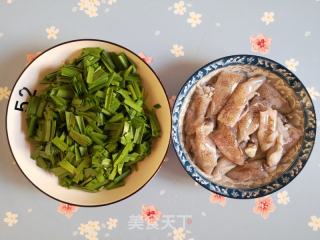 韭菜炒海兔的做法步骤：2