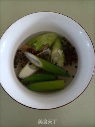 牛肉大葱馅水饺的做法步骤：2