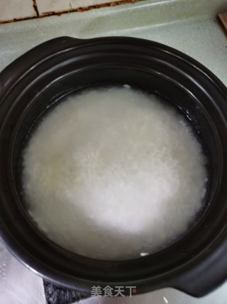 何记腊味煲仔饭的做法步骤：4