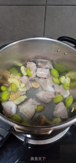 青橄榄玛卡猪骨汤的做法步骤：3