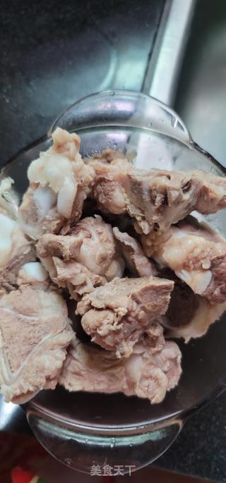 青橄榄玛卡猪骨汤的做法步骤：1