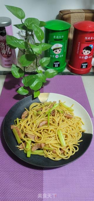 香肠炒意面的做法步骤：11