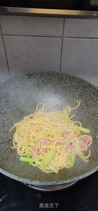 香肠炒意面的做法步骤：9