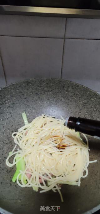 香肠炒意面的做法步骤：8
