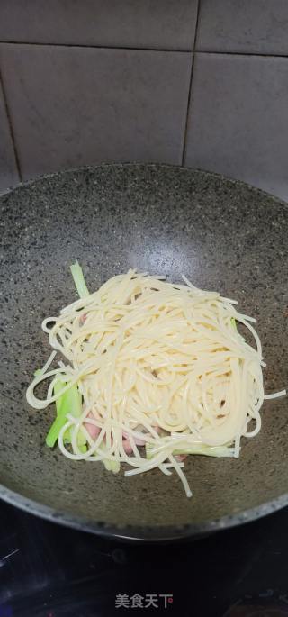 香肠炒意面的做法步骤：7