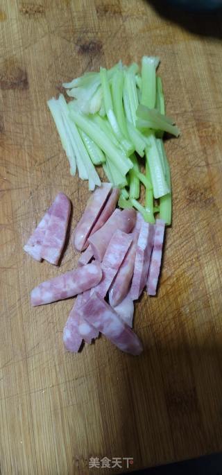 香肠炒意面的做法步骤：4