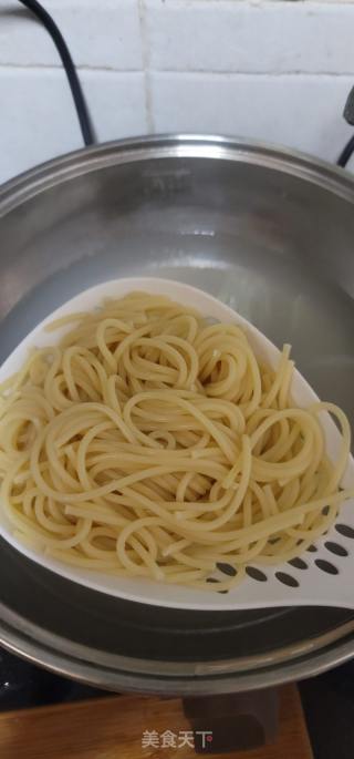 香肠炒意面的做法步骤：3