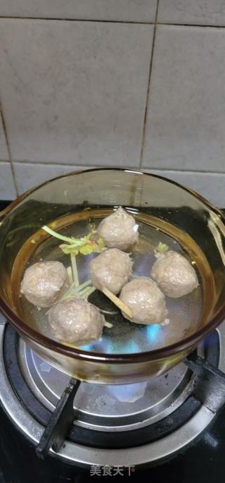 番茄香芹牛肉丸子汤的做法步骤：2